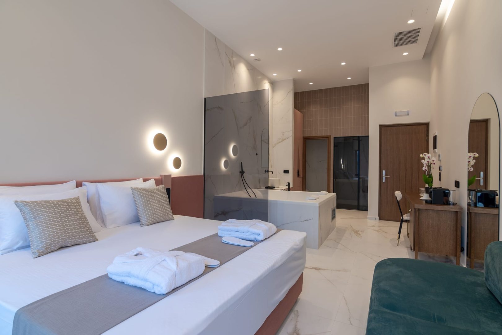 Deluxe Suite with Indoor Jacuzzi – City View | Rethymnon Old Town
