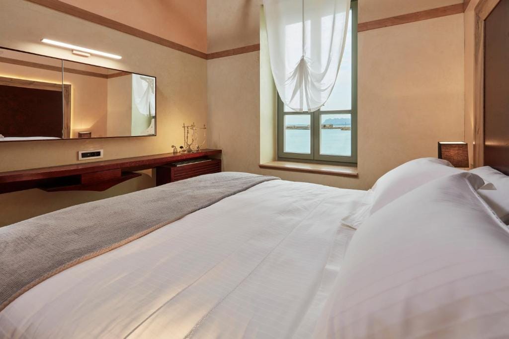 Deluxe Suite With Loft & Sea View