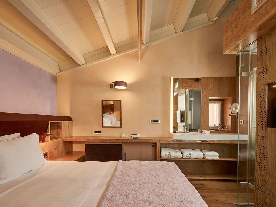 Junior Suite With Outdoor Jacuzzi & Alley View