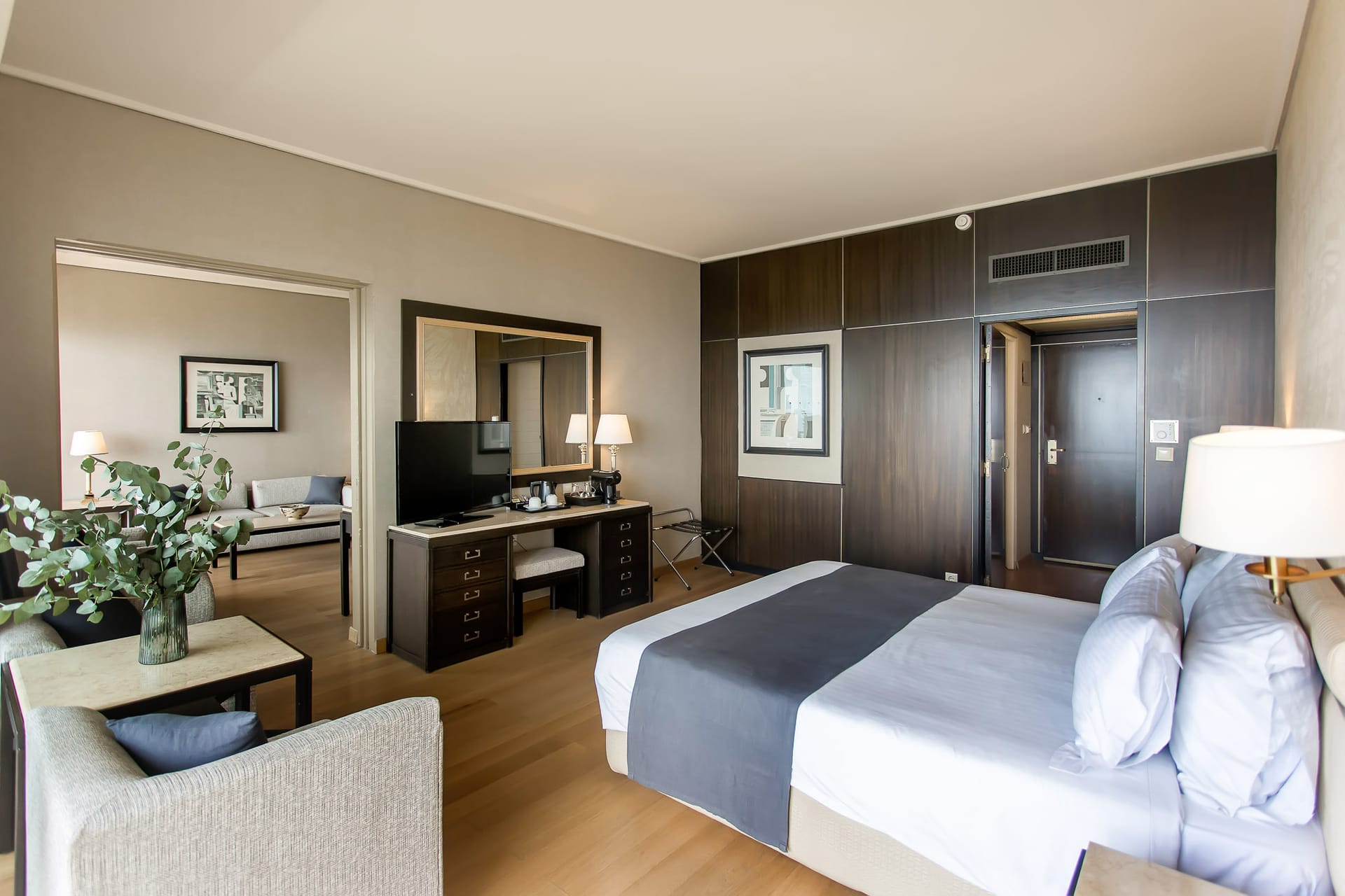 One Bedroom Suite Sea / Mouse Island View