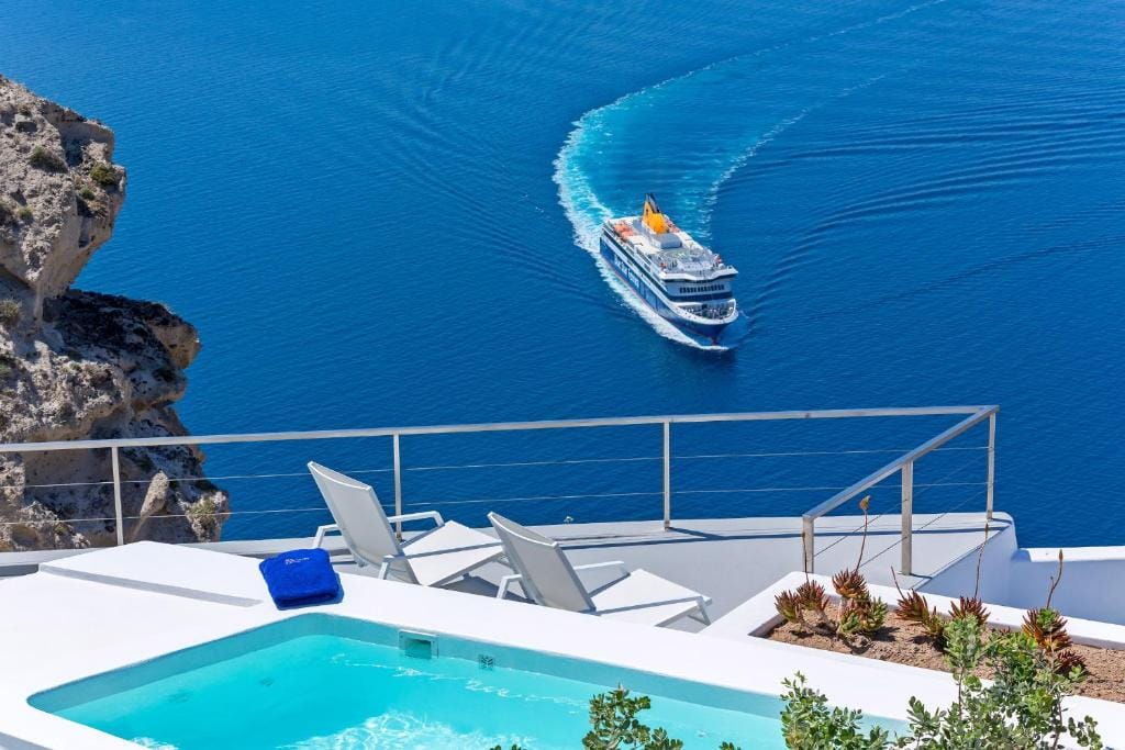 Infinity Suite with Heated Plunge Pool and Caldera View