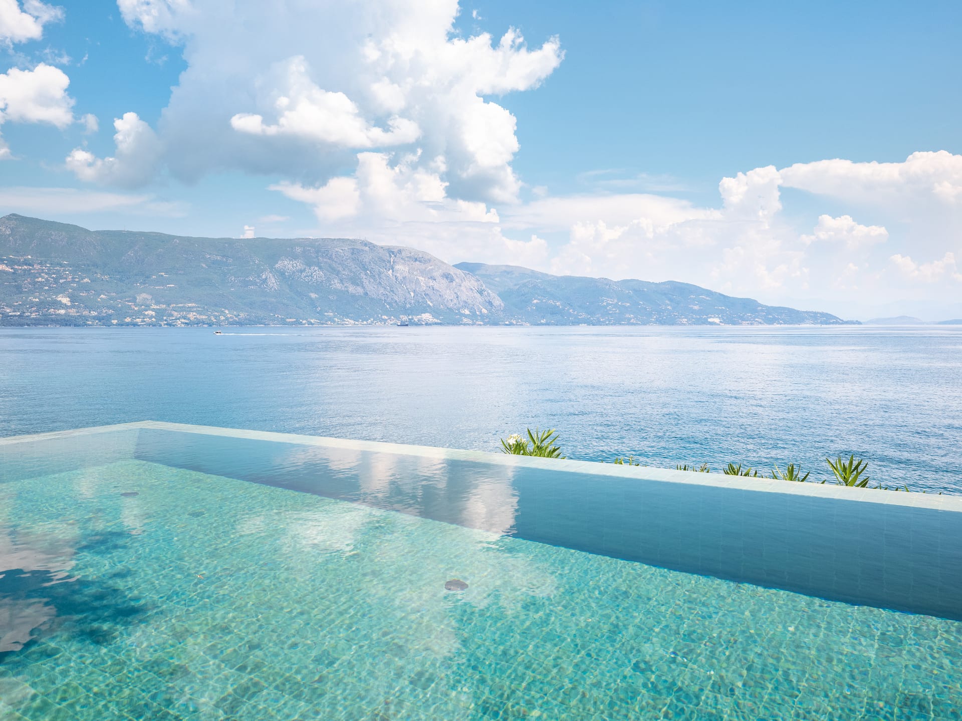 Palazzo Di Lago Private Pool on the Rocs