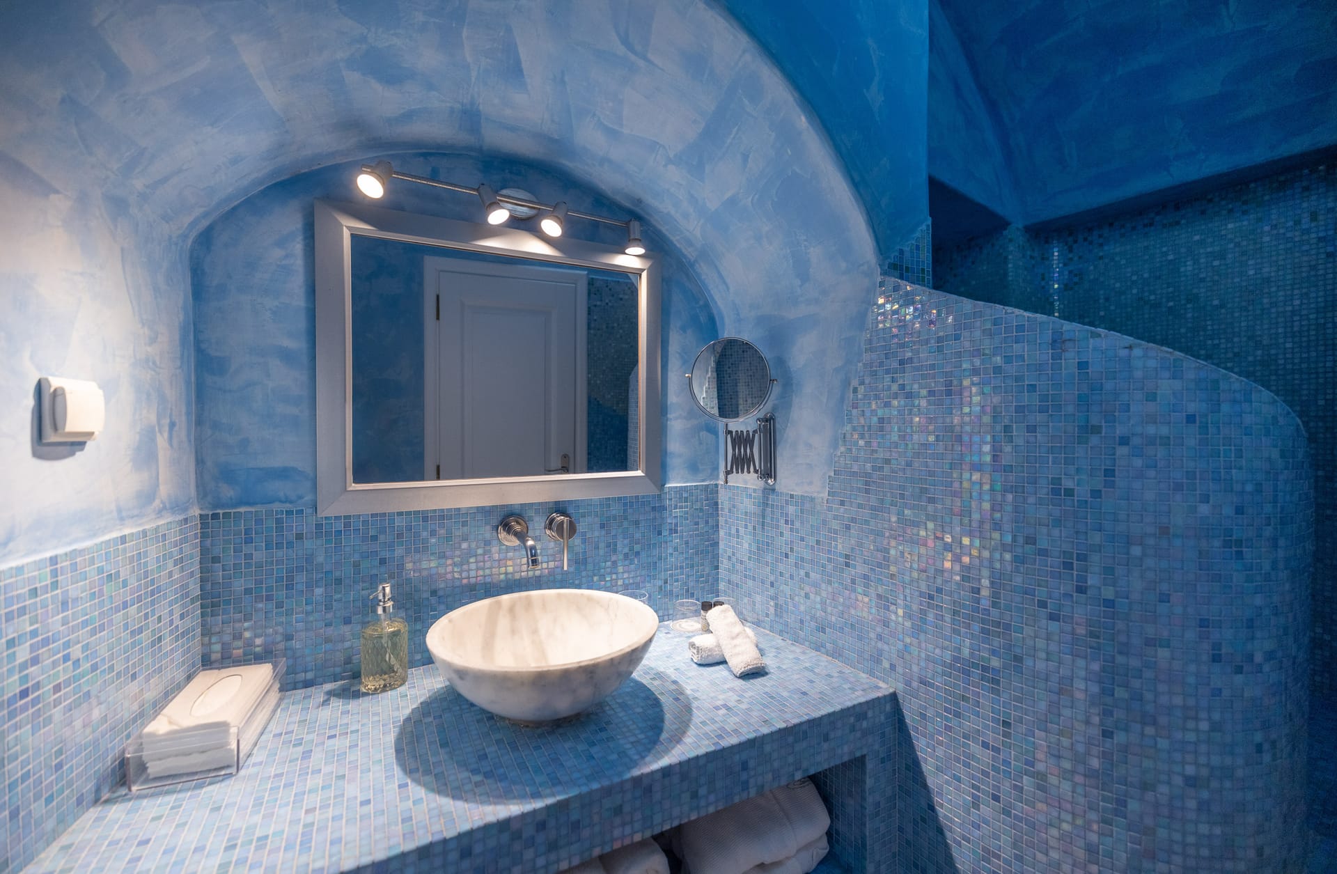 Above Blue Suites - MOONL - 12