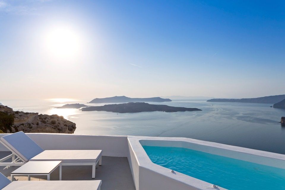 Junior Suite with Heated Plunge Pool on the Cliff Side and Caldera View