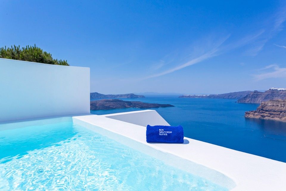 Red Suite with Full Privacy | Heated Plunge Pool and Caldera View