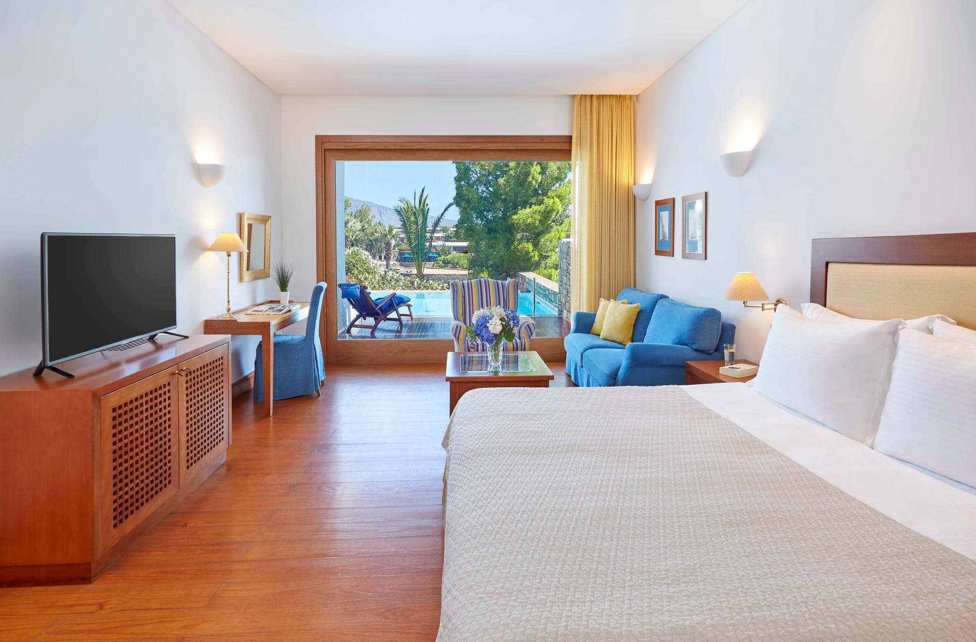 Luxury Suites Sea View with a shared Pool