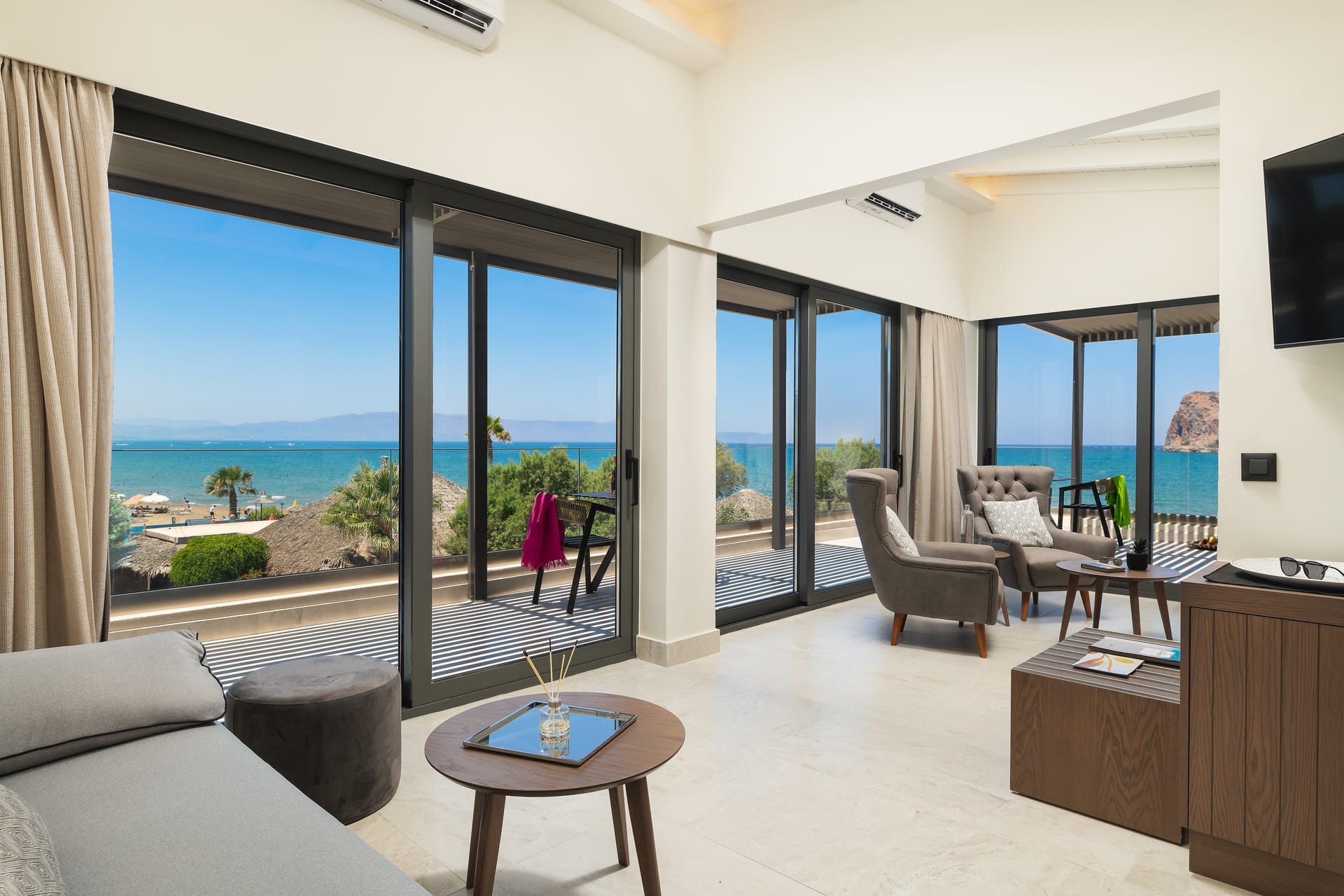 Suite with Sea View Private Pool and Hammam