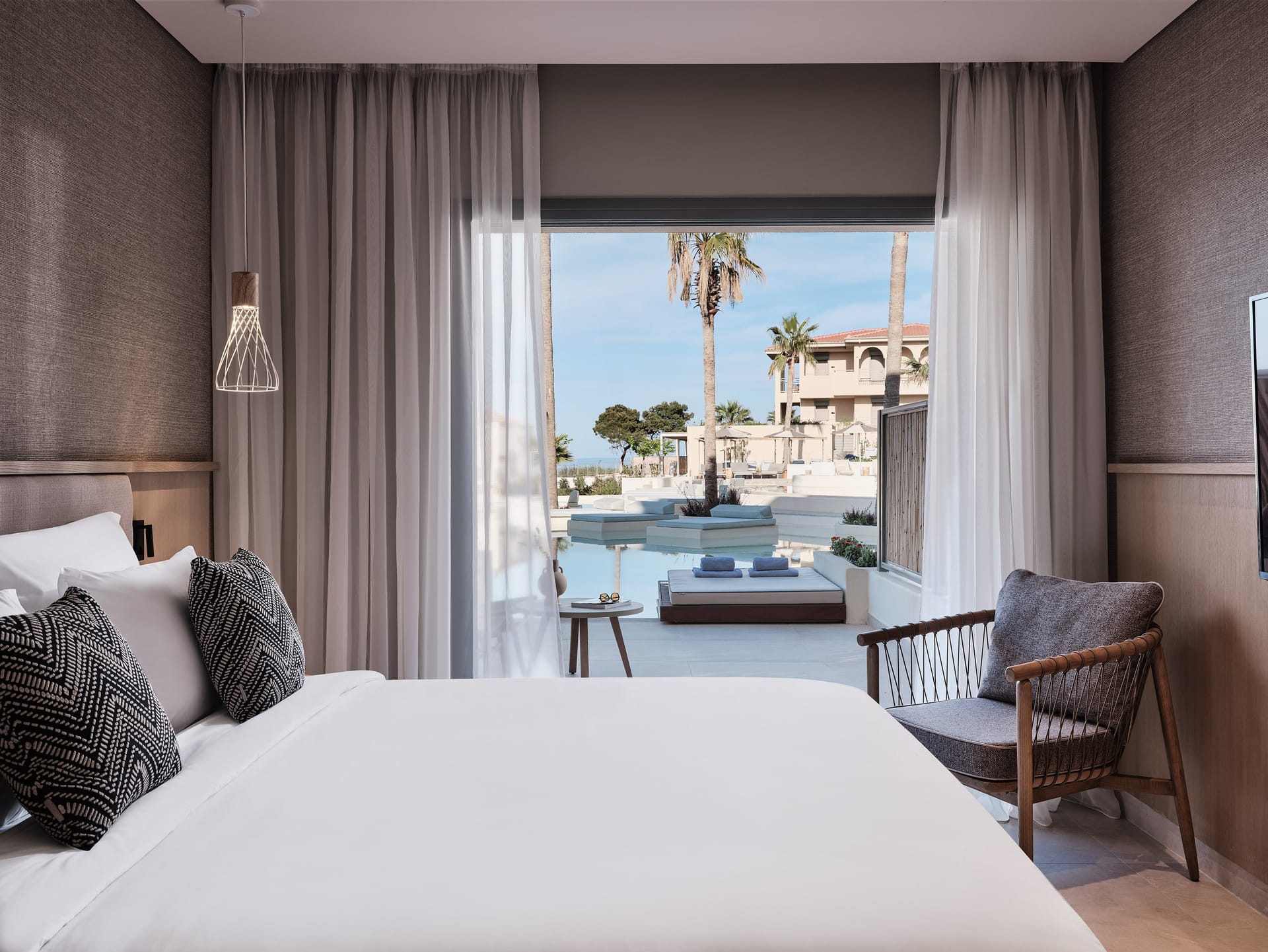Deluxe Double Sea View Sharing Pool