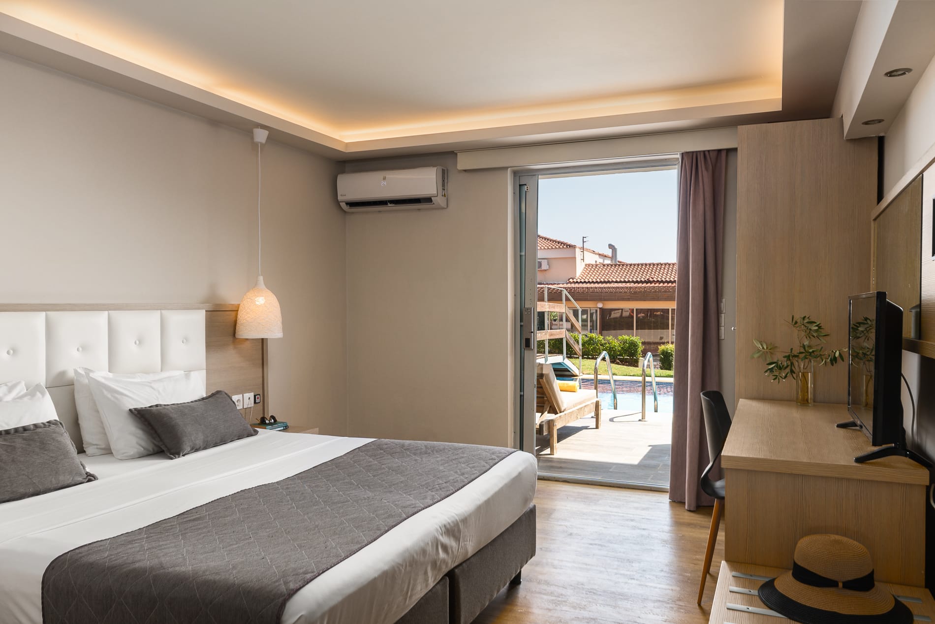 Deluxe Swim-up Room
