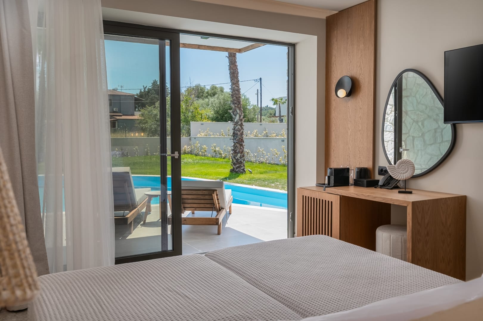 Swim-up Luxury Room
