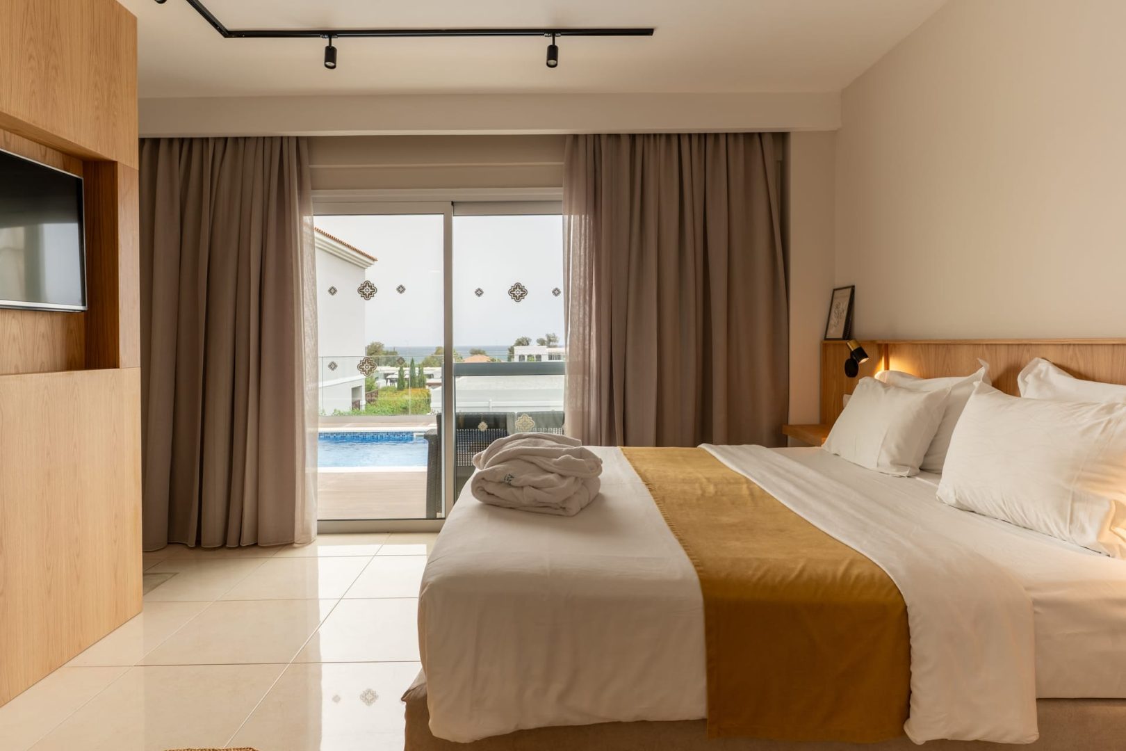 Grand Family Suite 2 Bedrooms Sharing Pool