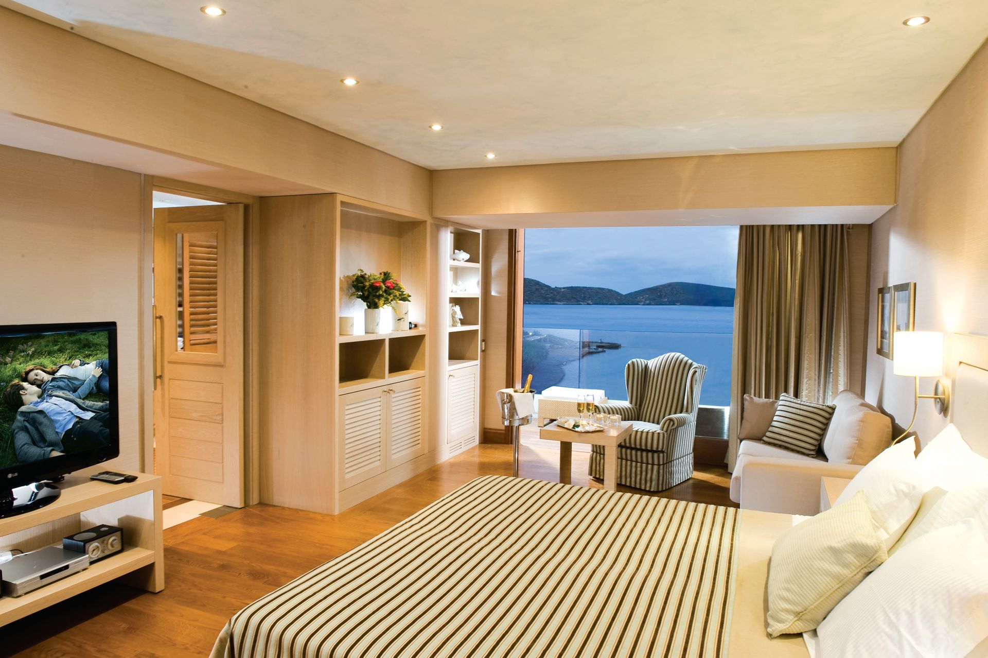 Deluxe Hotel Suites with Sea View