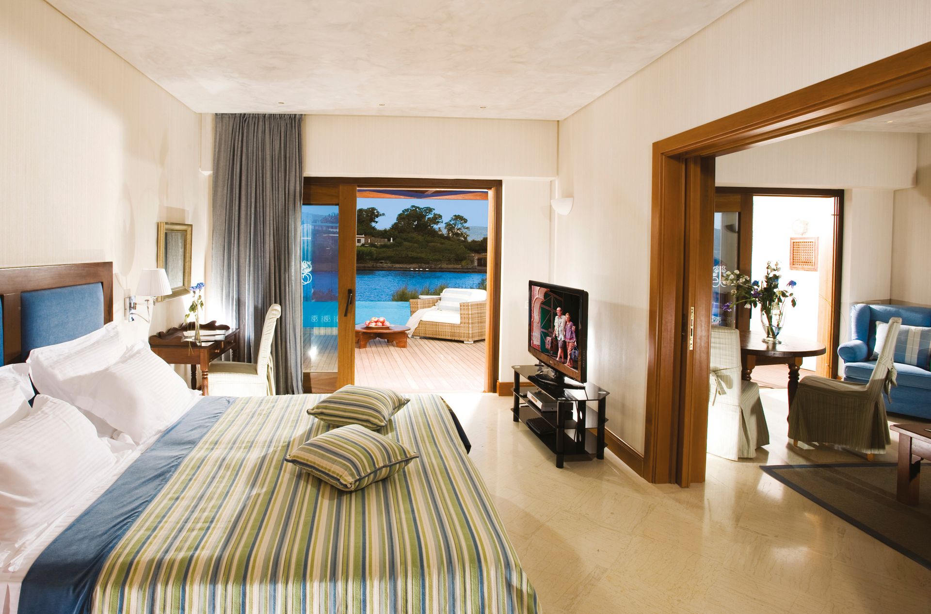 Junior Bungalow Suites Front Sea View with Shared Pool