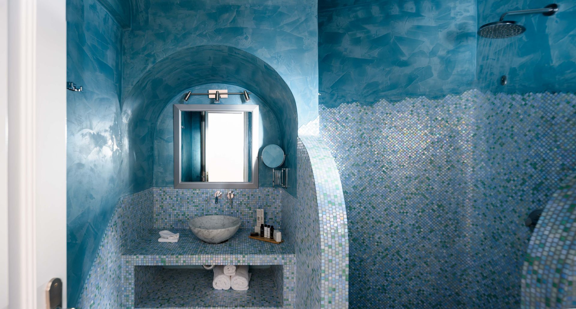 Above Blue Suites - FELIC - 2