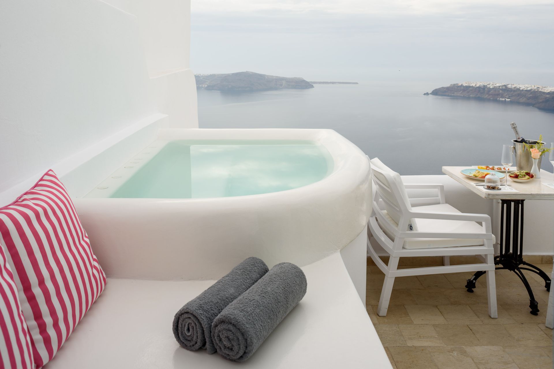 Rose | Outdoor Jacuzzi Suite