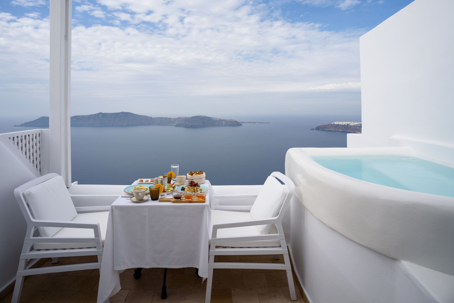 Golden Echo | Outdoor & Indoor Jacuzzi Suite