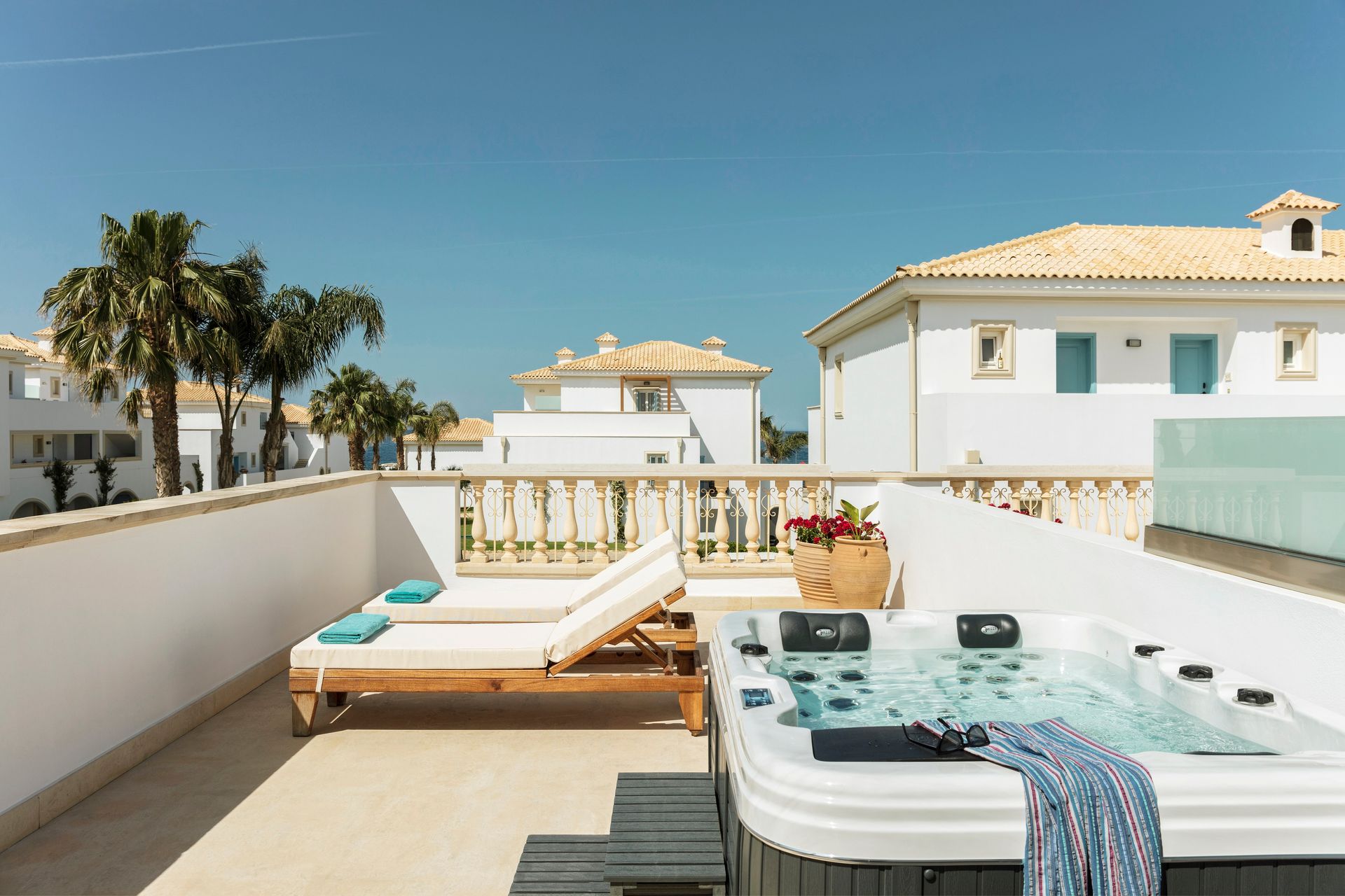 Bungalow Family Garden View with outdoor Whirlpool Spa (JAZZI)