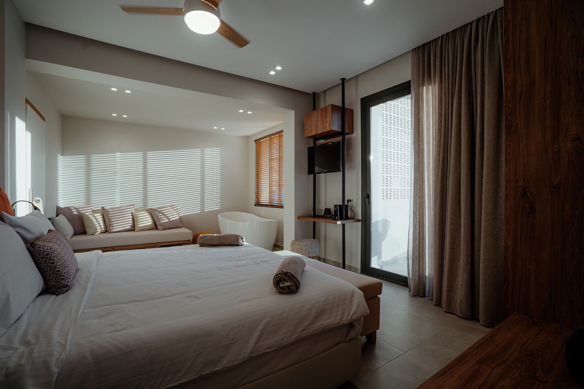 Junior Suite with Side Sea View