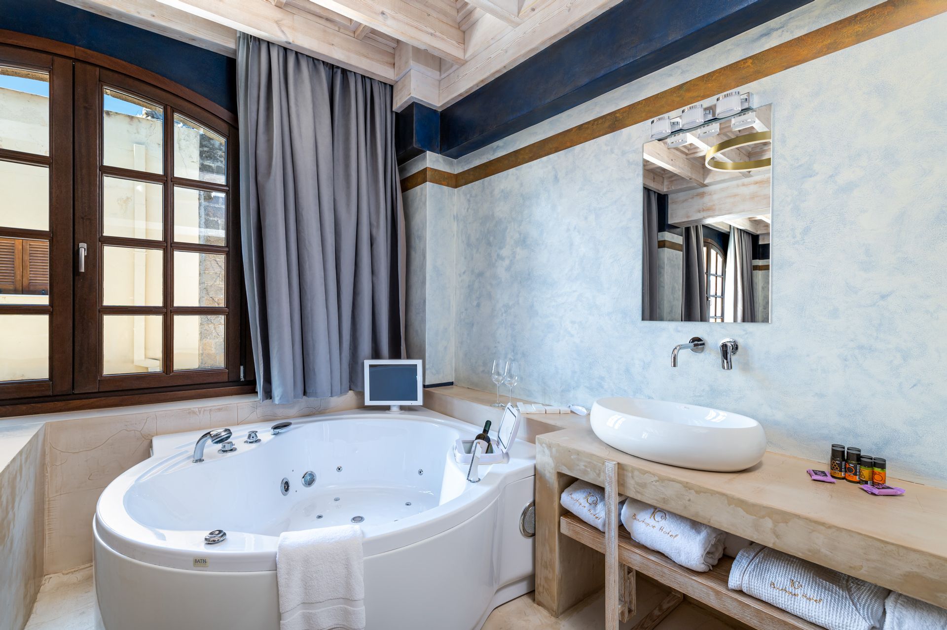 10GR Boutique Hotel & Wine Bar Rhodes - SUILIN - 10