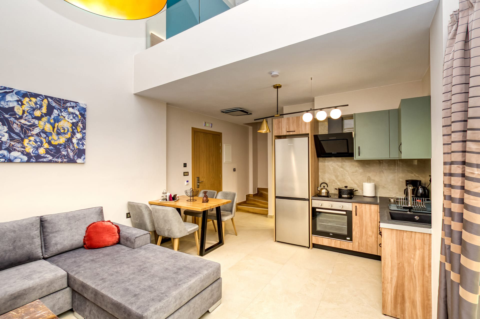 Suite-Split Level with Mountain View
