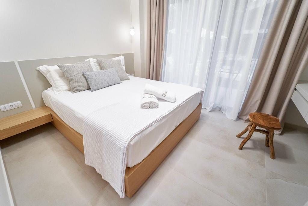 Suite with Pool View – (32m2)