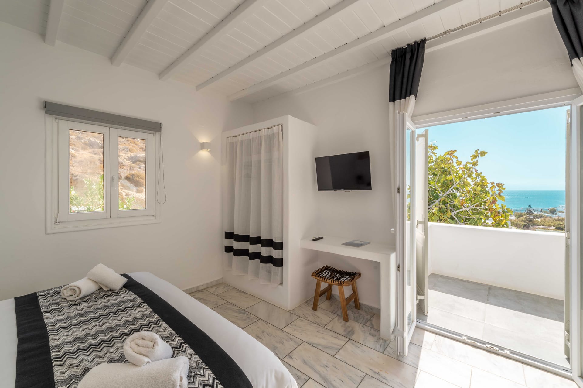 Mr. & Mrs. White Mykonos - DJTSV - 2