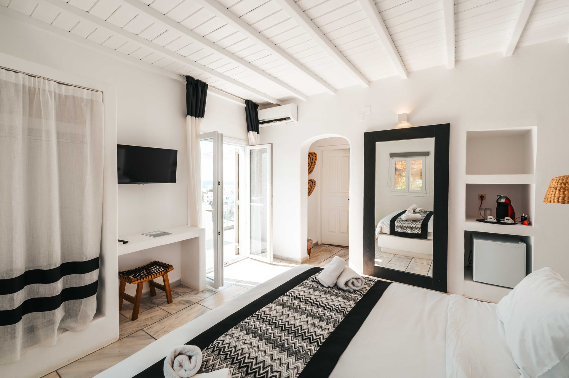 Mr. & Mrs. White Mykonos - DJTSV - 5