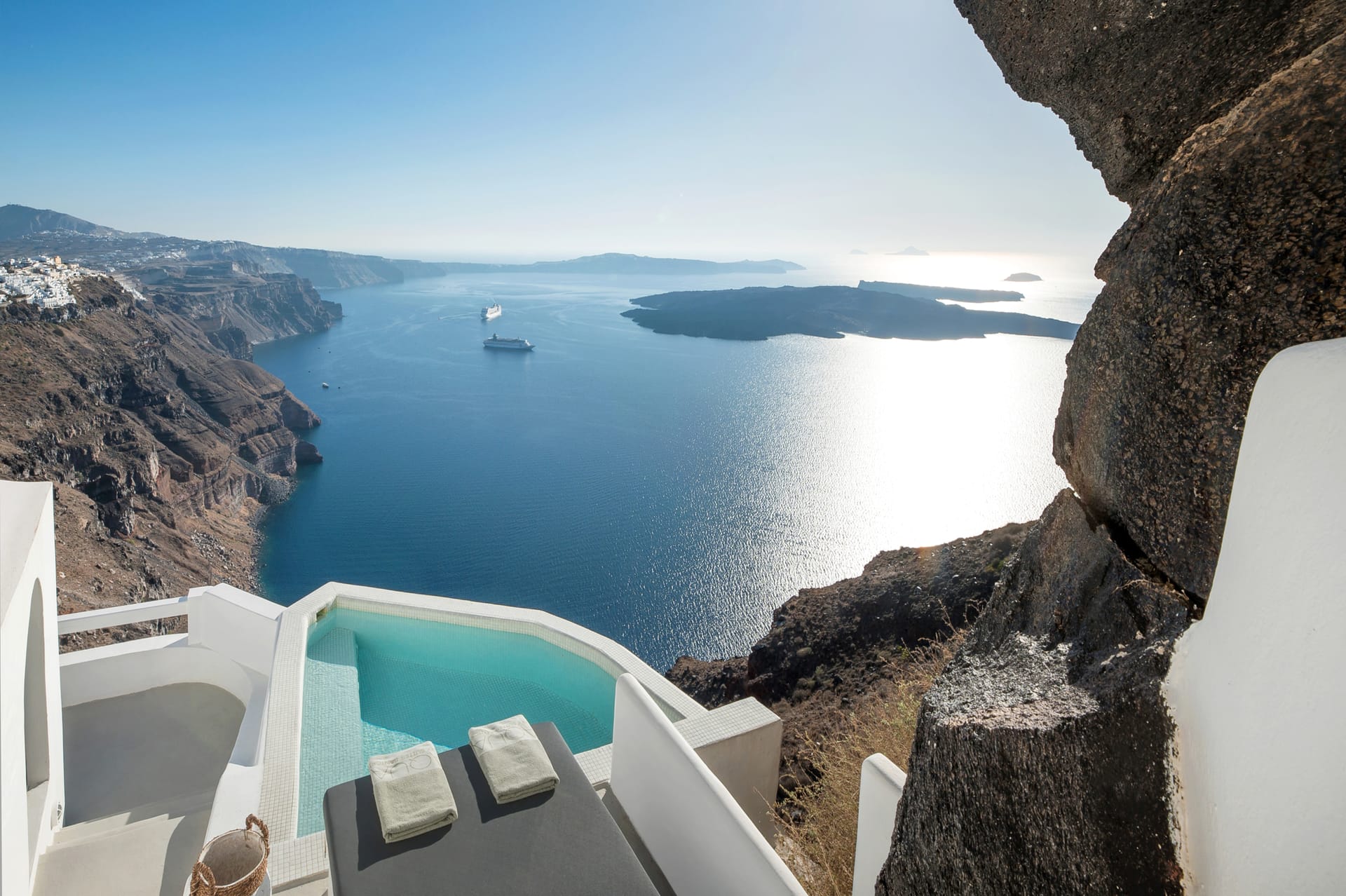 AQUARELLA GRAND SUITE – Panoramic Caldera & Volcano Sea View – Private Outdoor Terrace with Plunge Pool