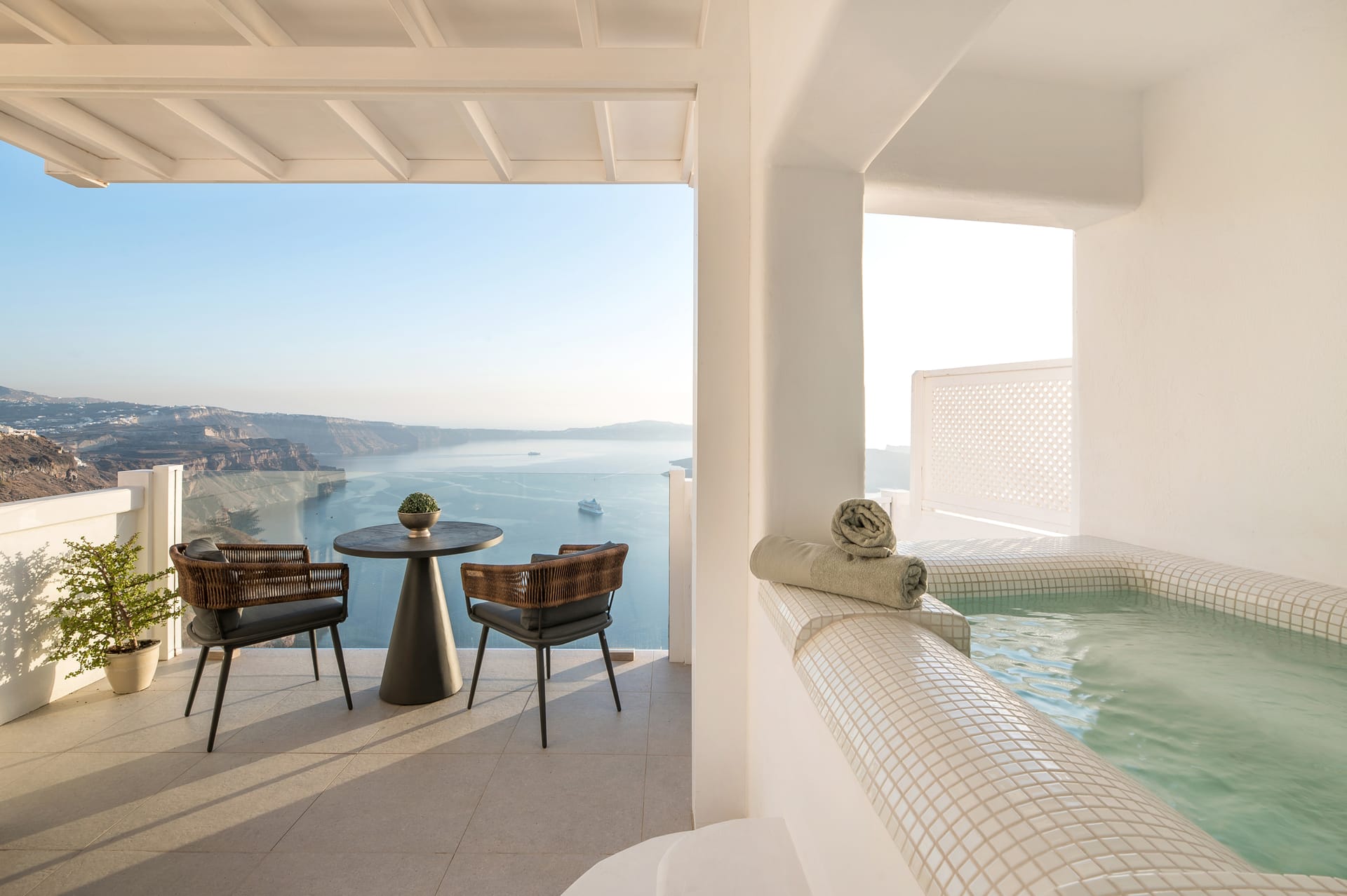 Aqua Luxury Suites Santorini - HONEYM - 4