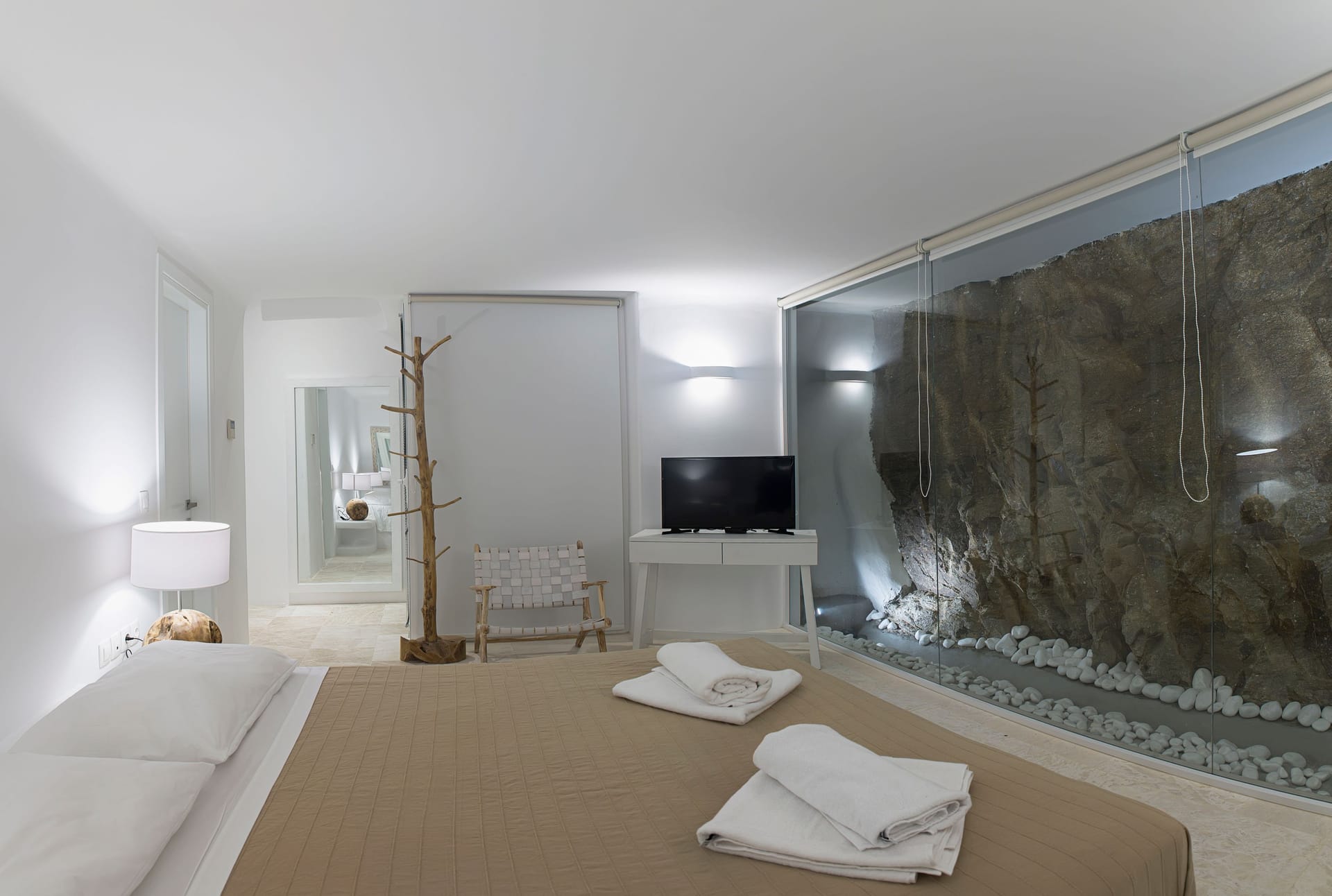 The Mykonist - HERMES - 38