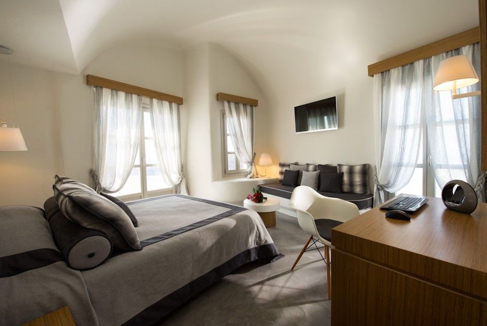 Honeymoon Suite with Outdoor Heated whirlpool and Caldera and Sunset view