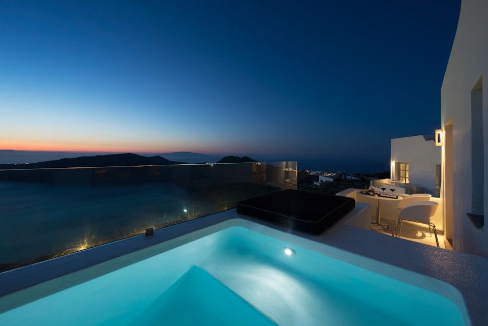 Avaton Suite with Outdoor Heated whirlpool and Caldera and Sunset view