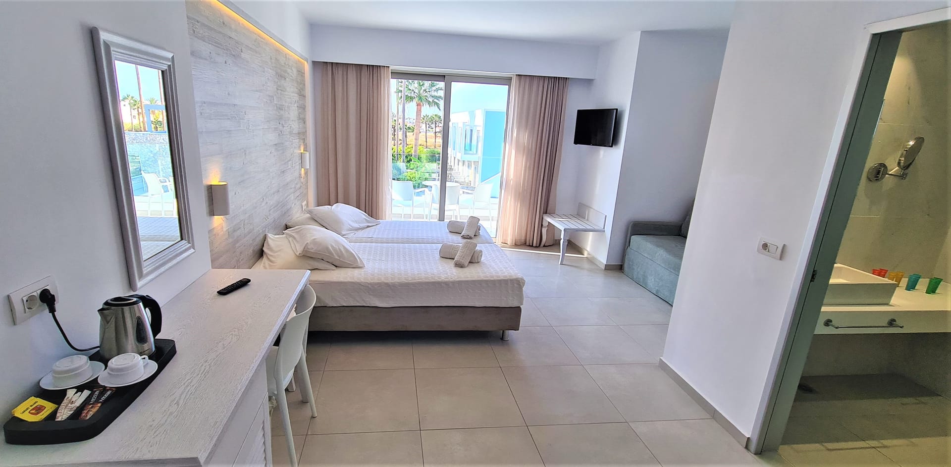 Deluxe Junior Suite Pool View