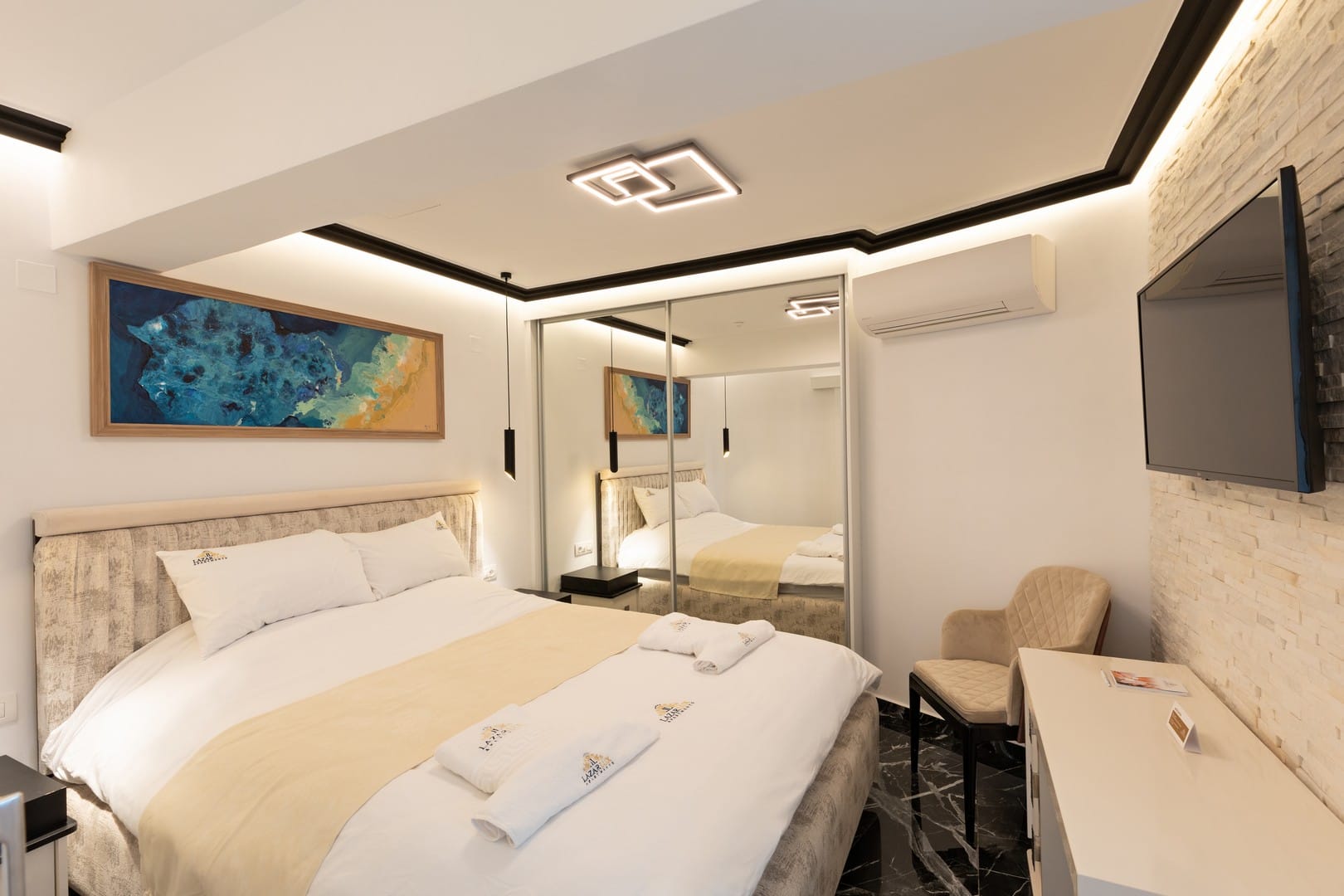 Premium Two Bedroom Suite Split Level with Sea View & Outdoor Jetted Tub