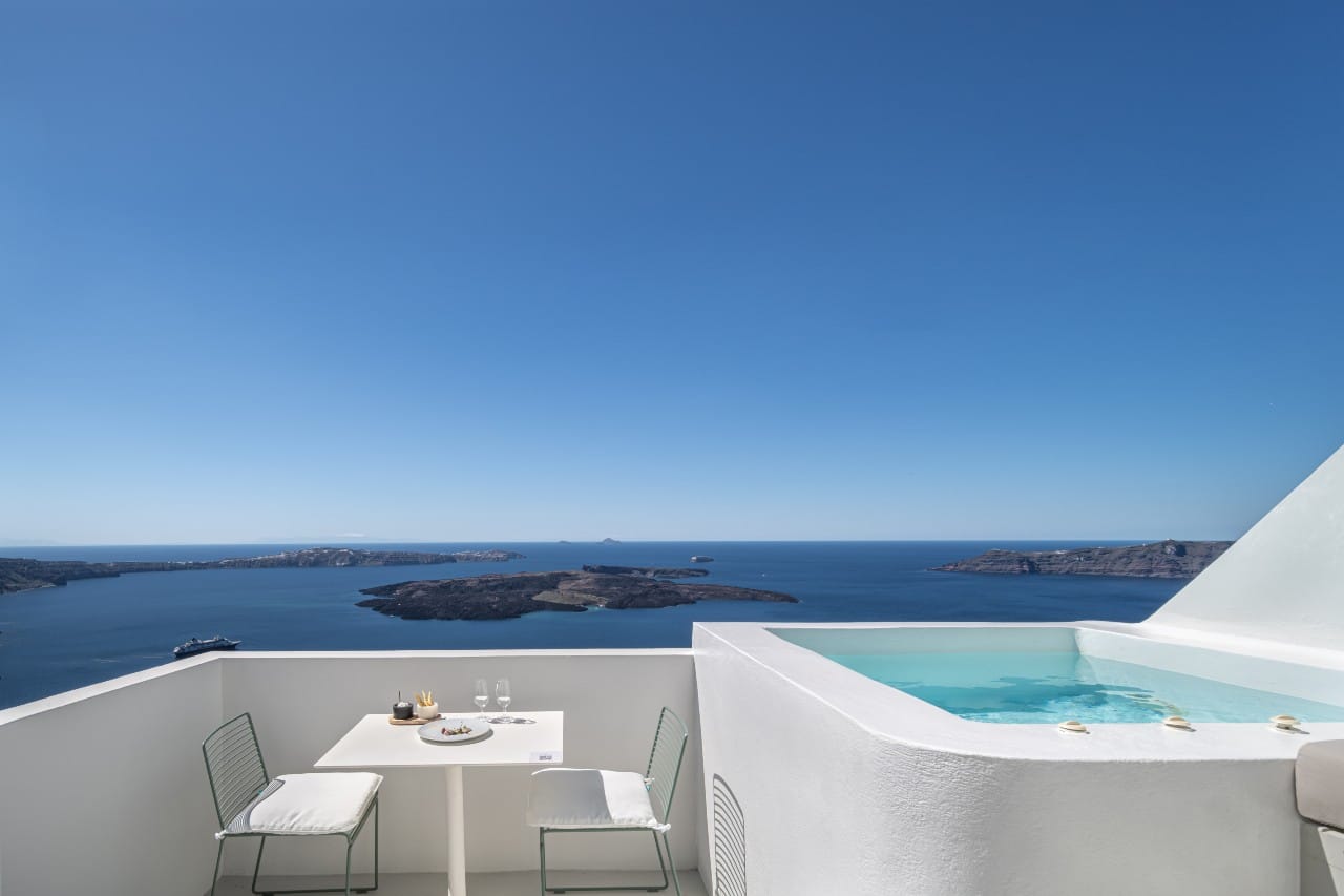 Honeymoon Suite with Outdoor Jetted Tub and Caldera View