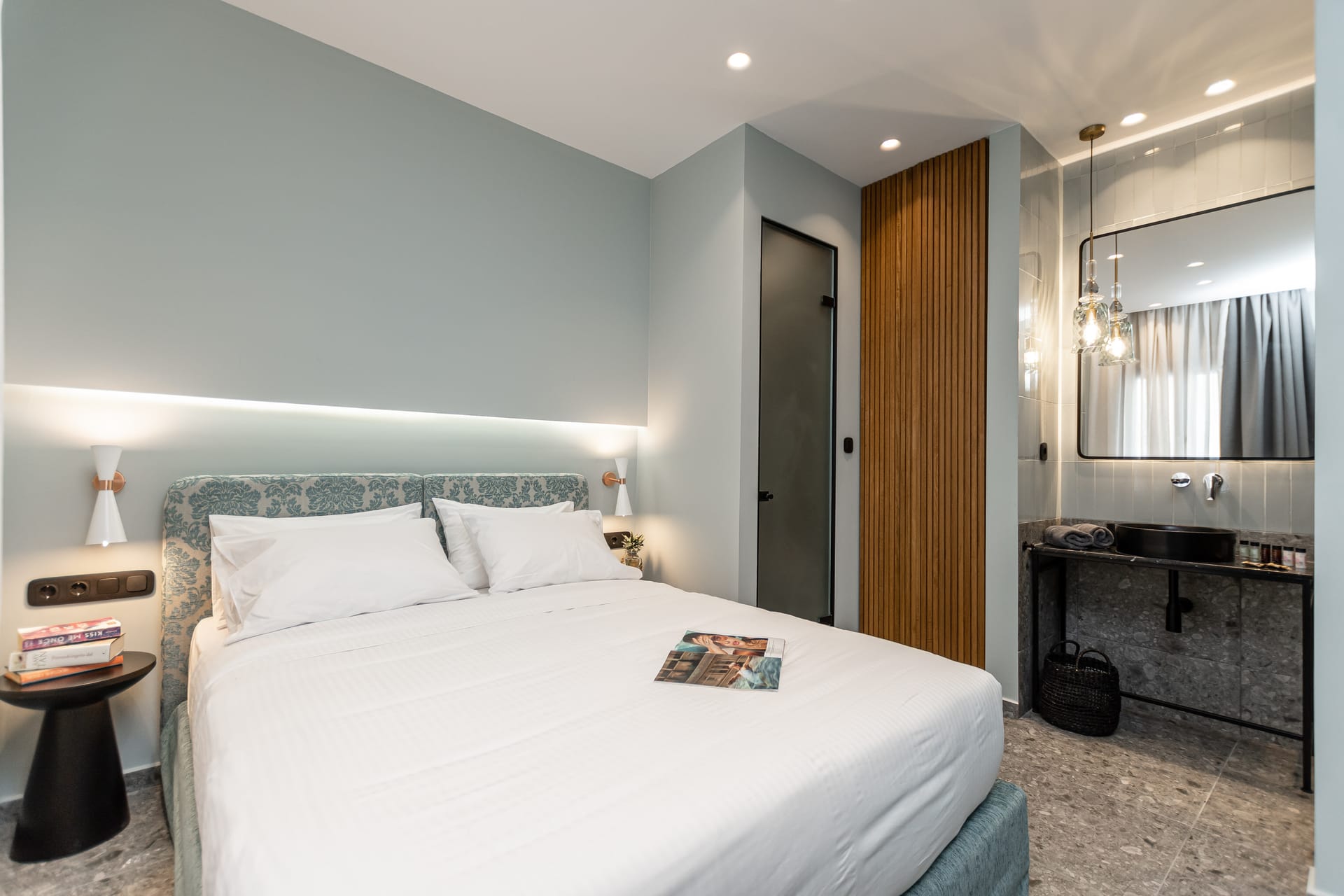 QUEEN DOUBLE ROOM