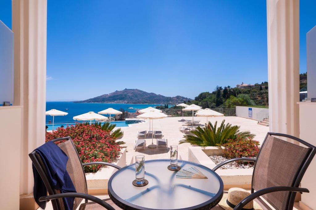 Poolfront Double or Twin Room Sea View – 25 m²