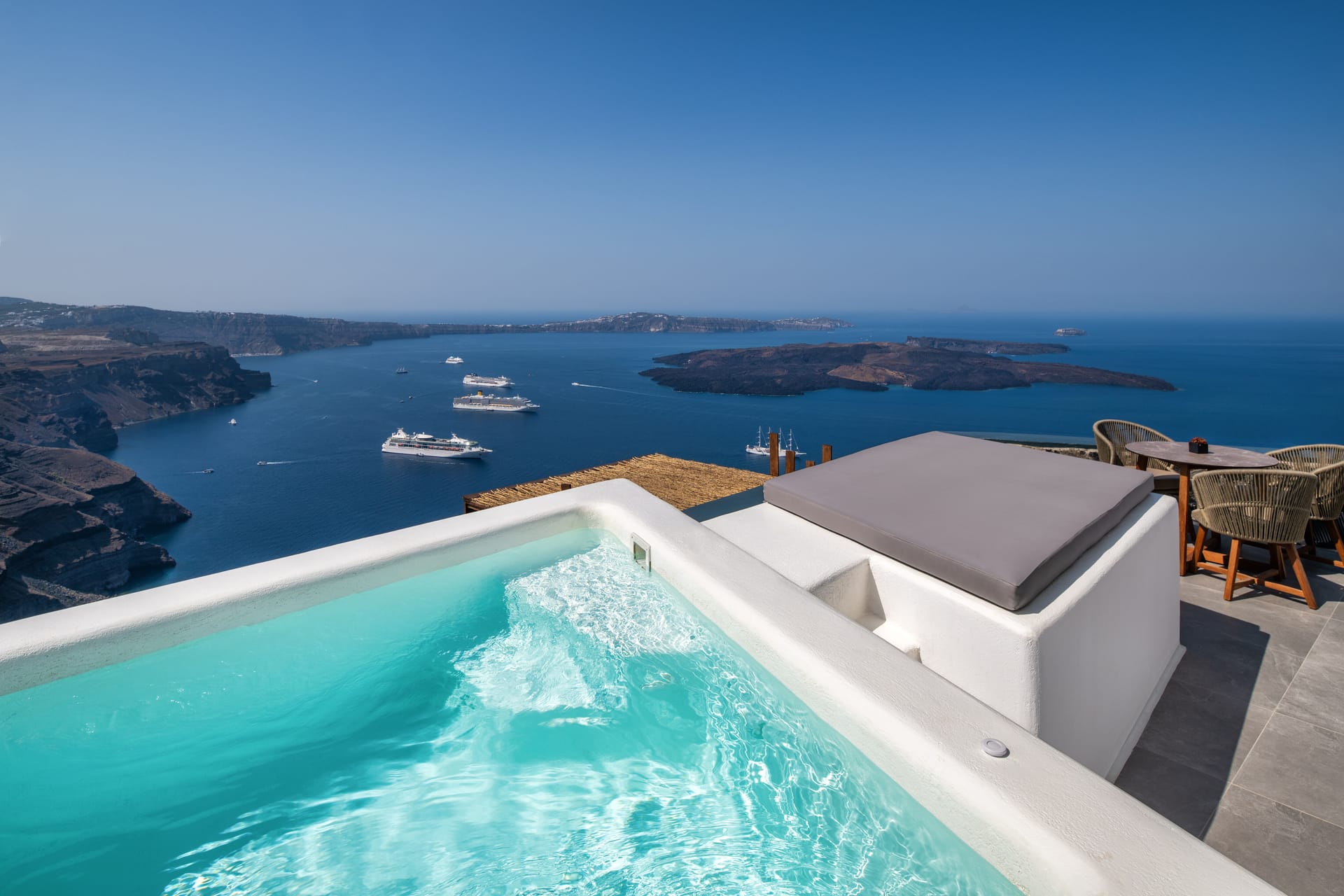 Honeymoon Suite with Outdoor Jacuzzi