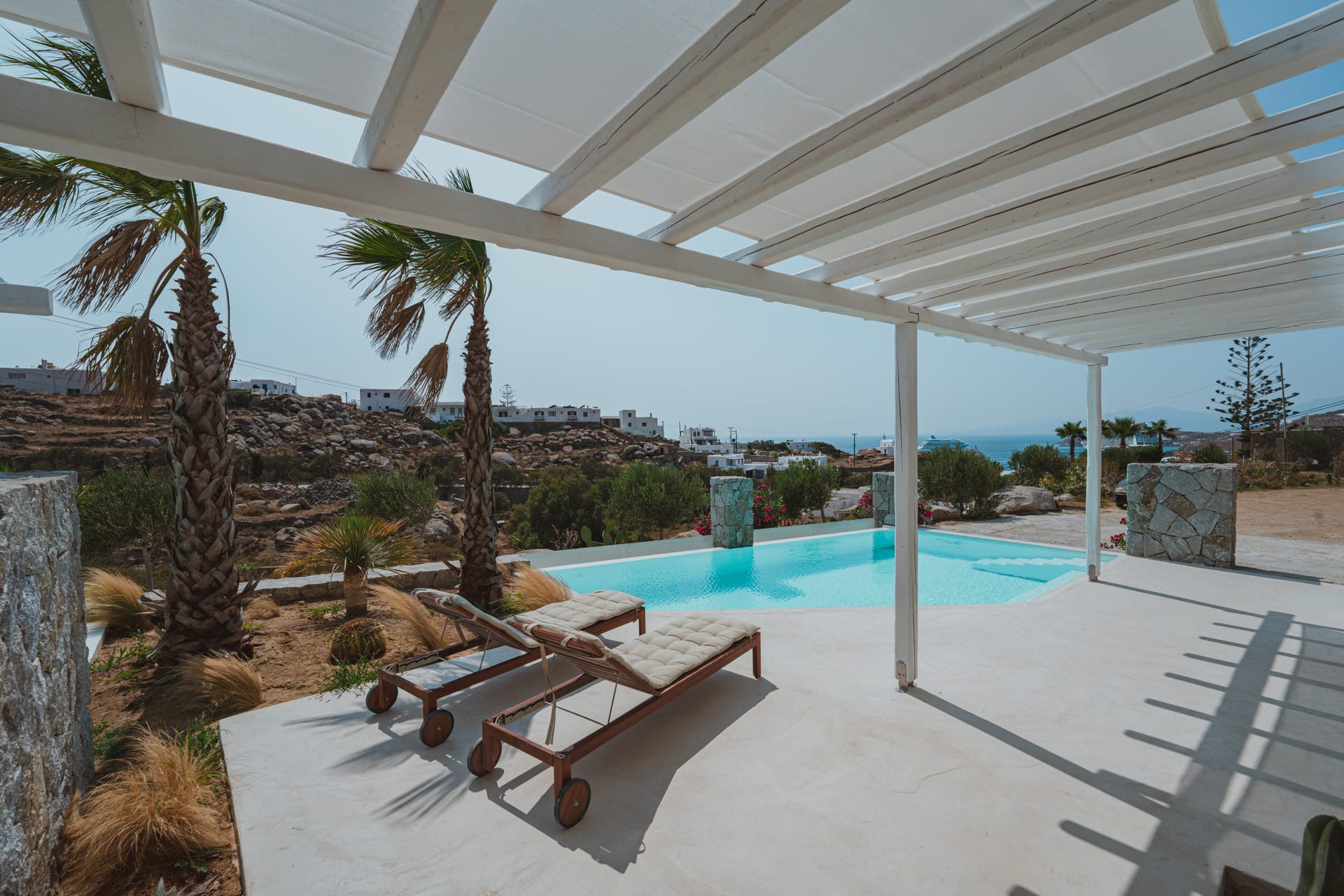 Deluxe One Bedroom Apartment with Outdoor Pool private use