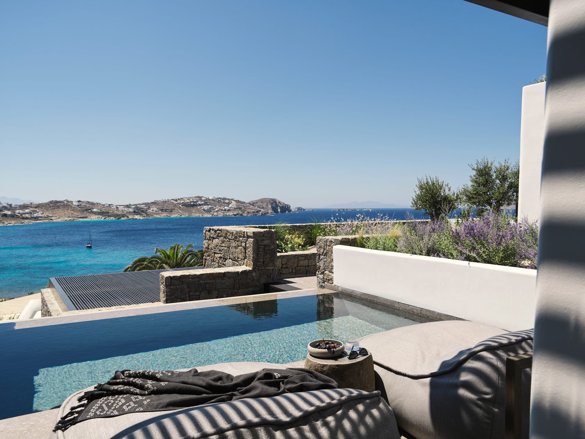 Deluxe Suite with Sea View & Private Heated Pool – 32m²