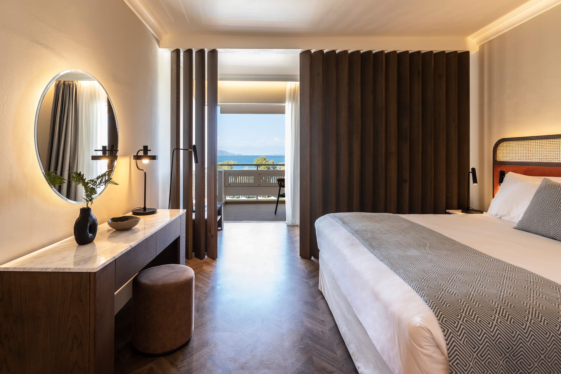 Deluxe Double Sea View with partition and seating area