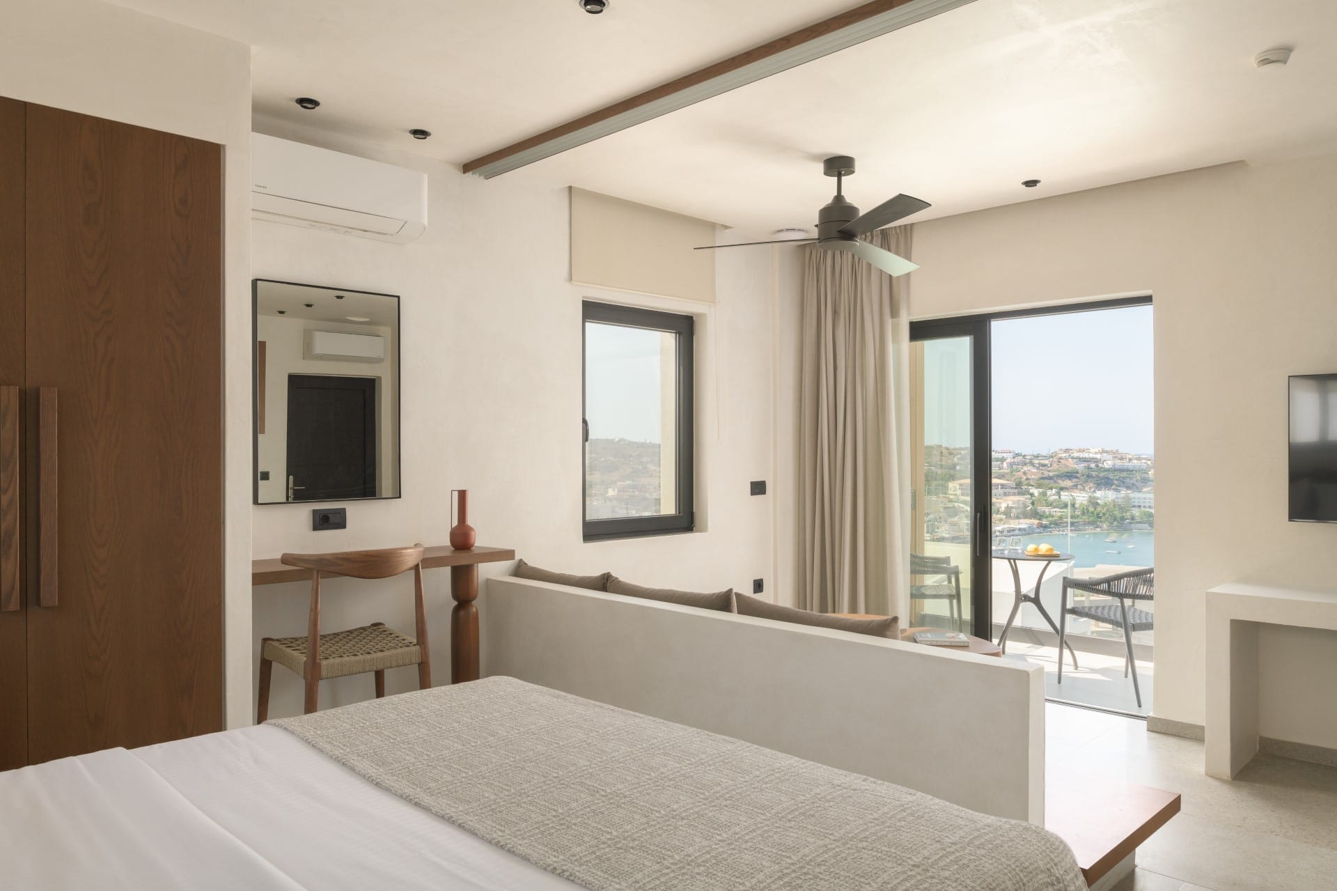 Superior One Bedroom Apt with Sliding Door Sea View