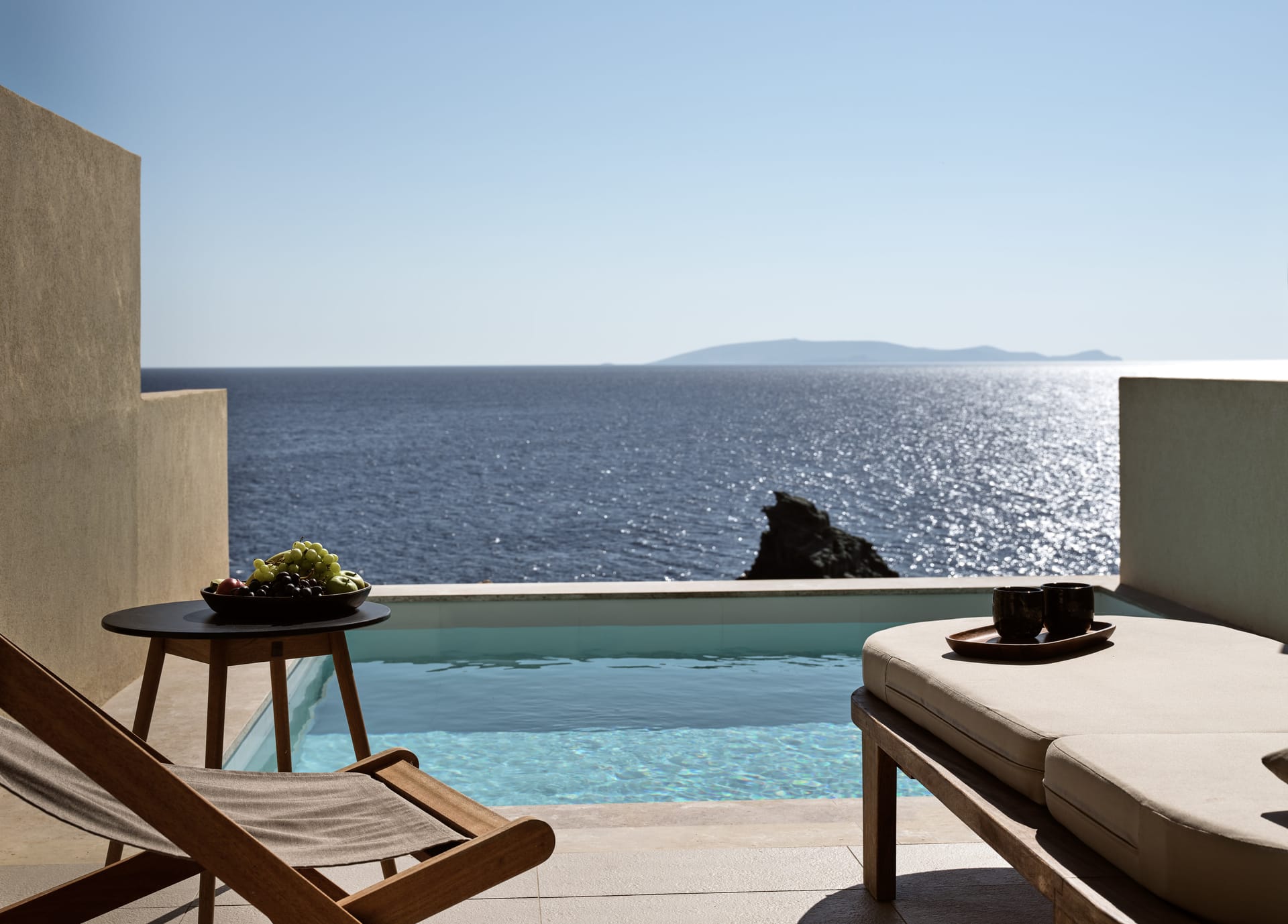 SUITES ON THE ROCKS