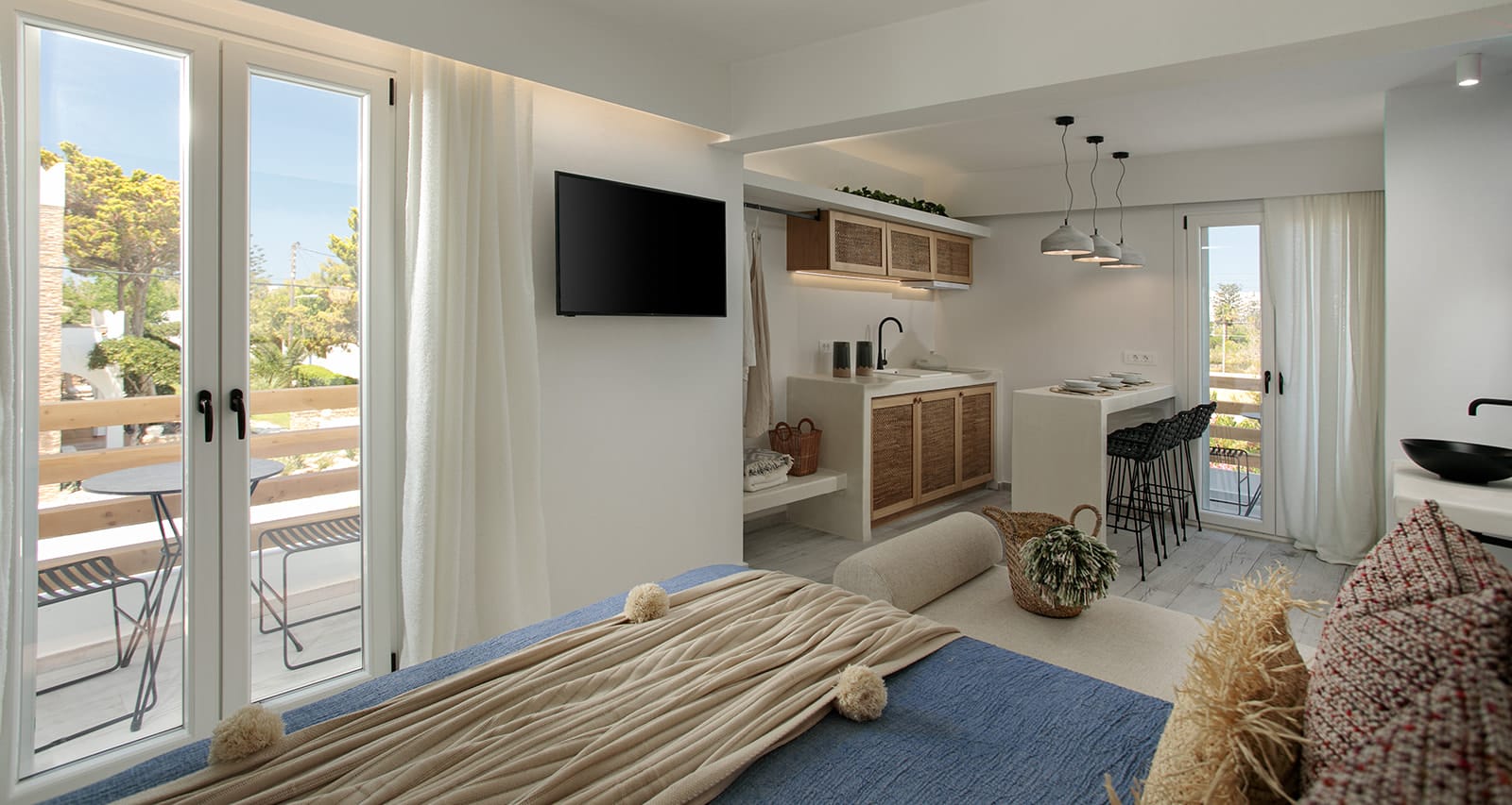 Hermes Luxury Suites - DELUXE - 3