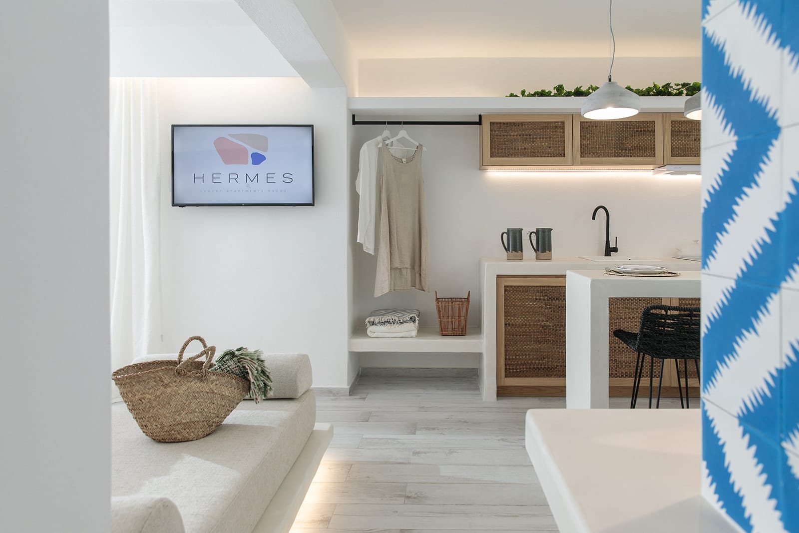 Hermes Luxury Suites - DELUXE - 7