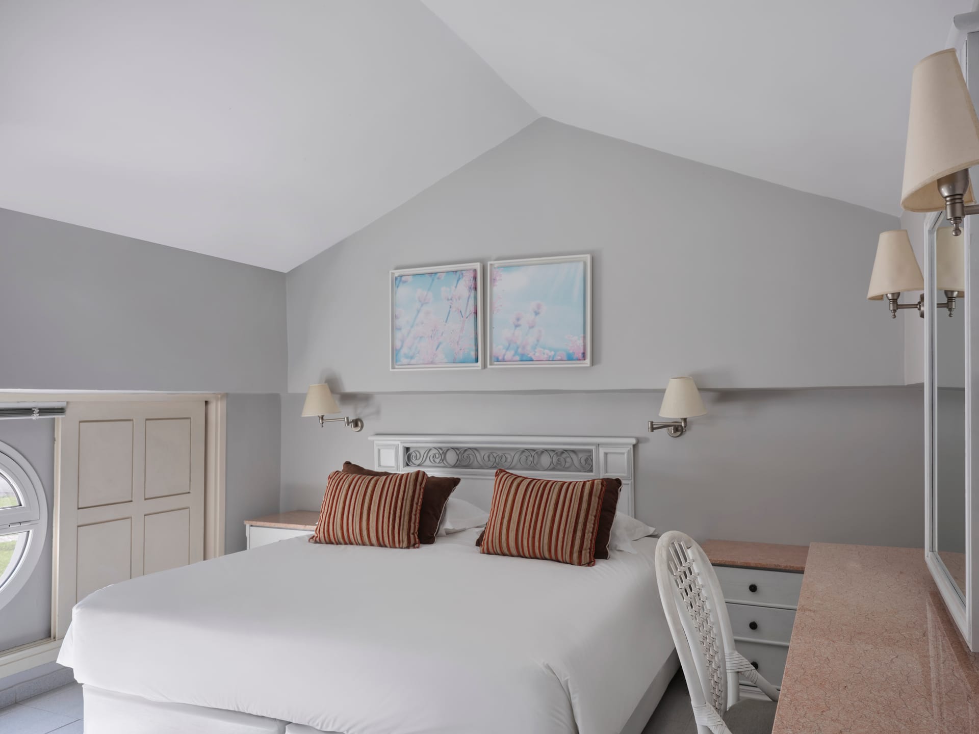 One Bedroom Family Room Inland View (Annex Building)