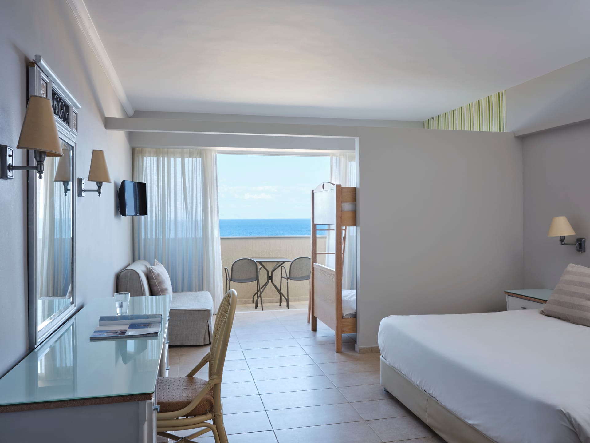 Family Room Sea View with Partition