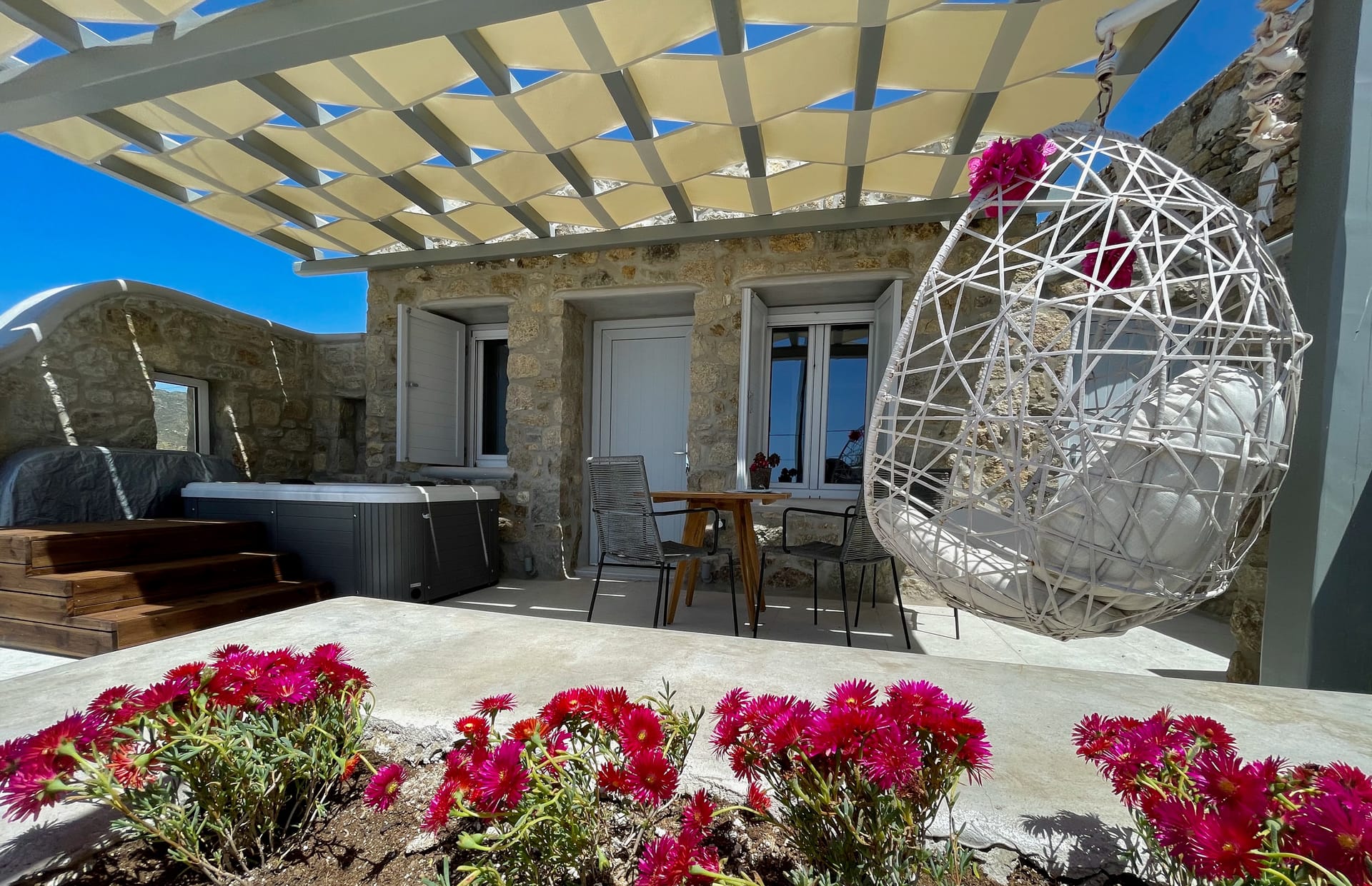 Paradisia Deluxe Suite with Hot Tub