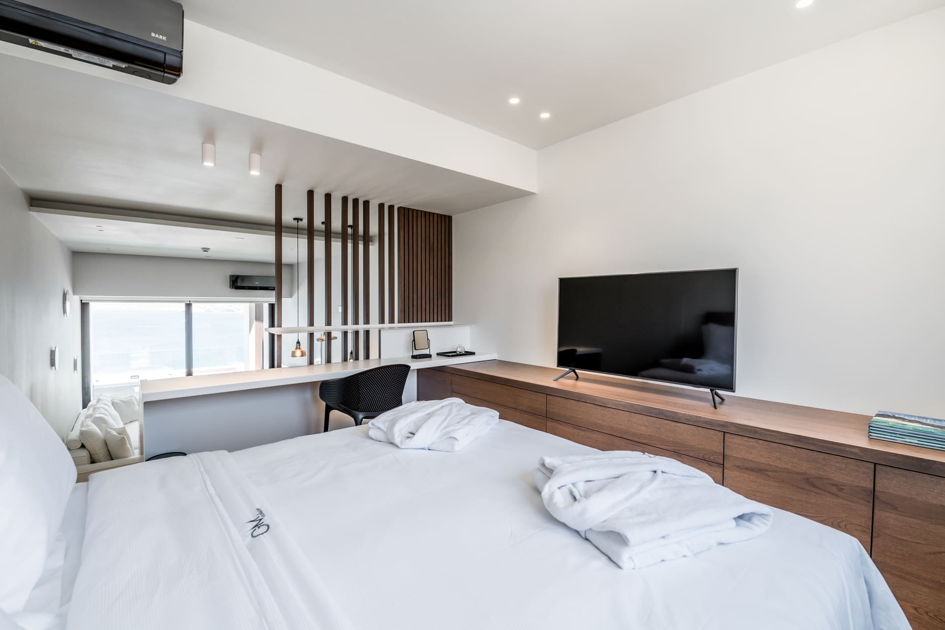 GM Exclusive Luxury Suites And SPA - DLX201 - 11