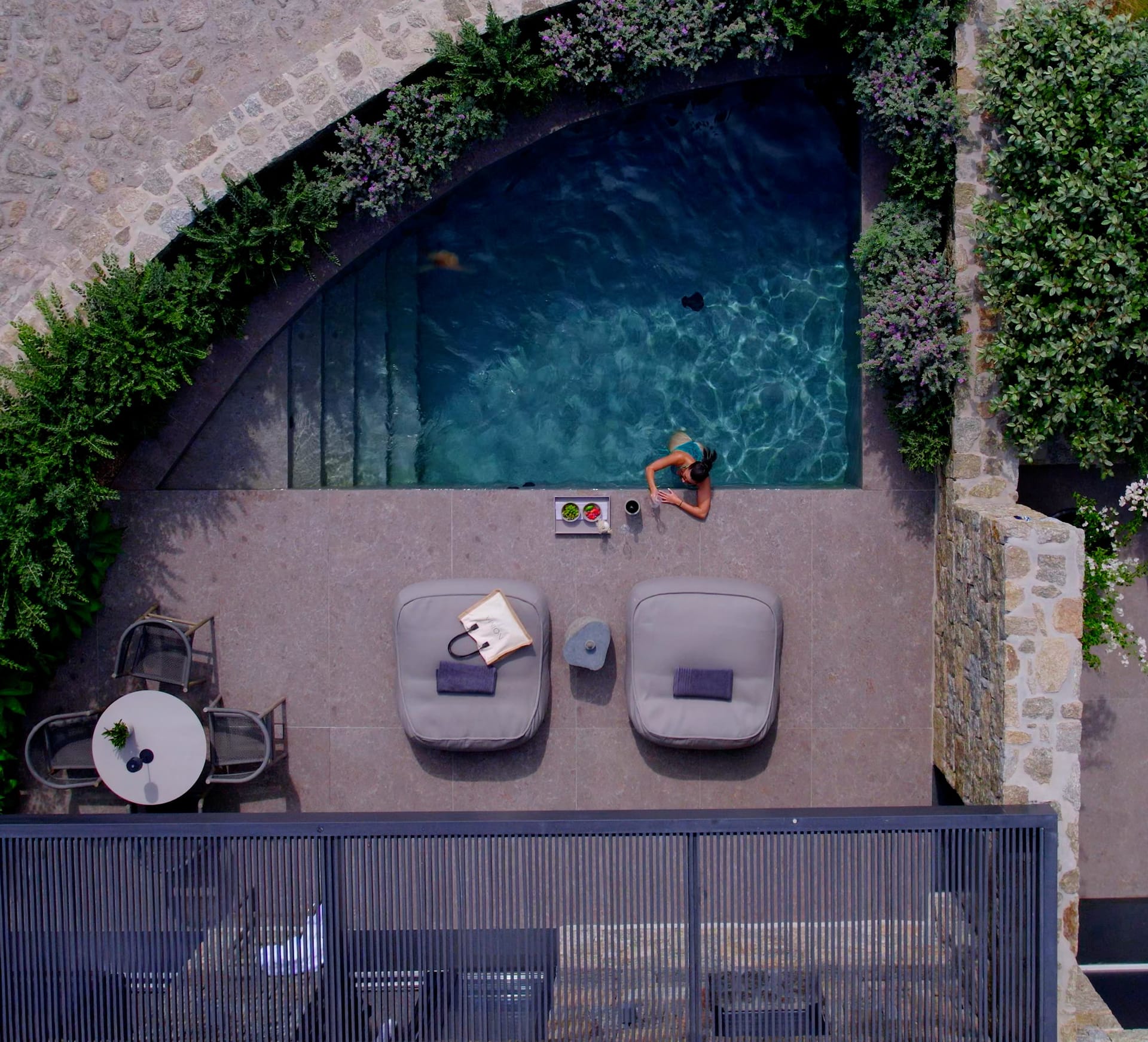 Executive Suite with Sea View & Private Heated Pool – 50m²